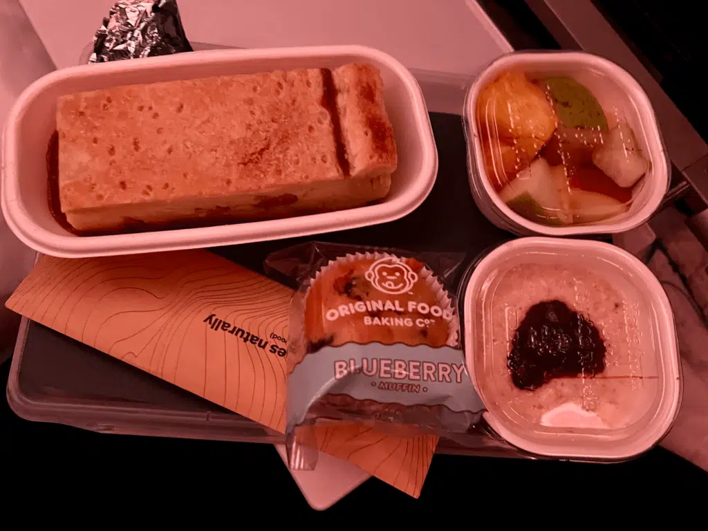 Air New Zealand economy breakfast on flight from Auckland to Chicago