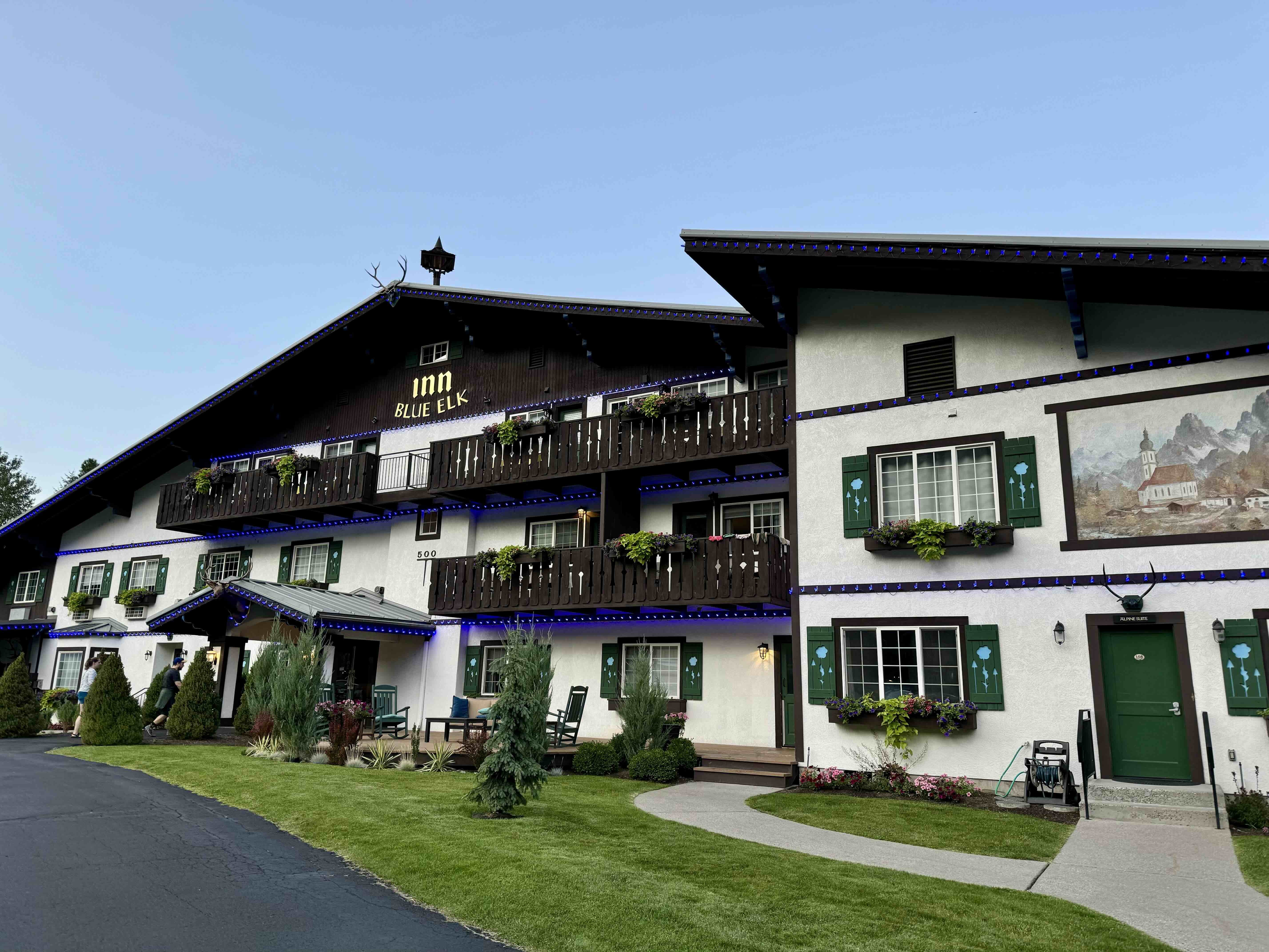 Exterior of Blue Elk Inn in Leavenworth, WA